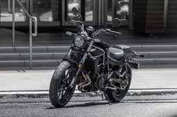 Kawasaki Eliminator 500 still shot